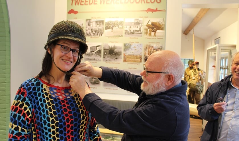Marja de Putter van Belangenverenging Doof past een helm met Gerrit Hammink.