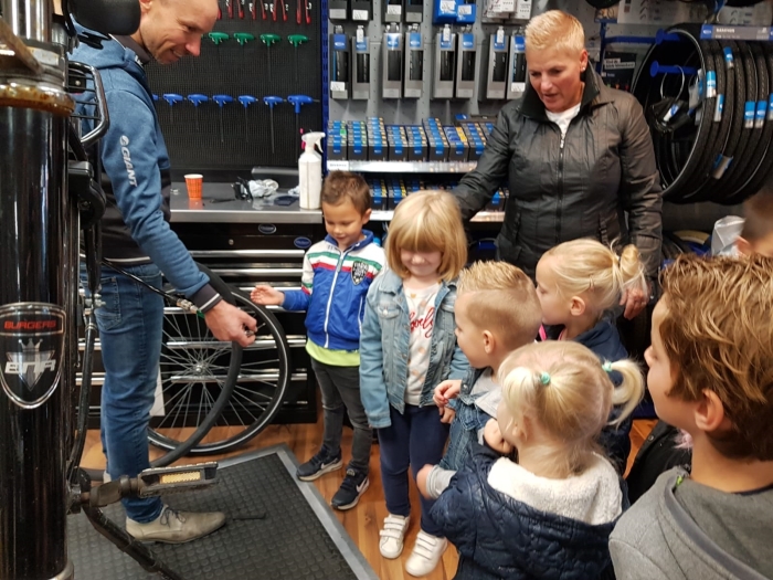 Koningin Emmaschool op bezoek bij Ben de Ruiter