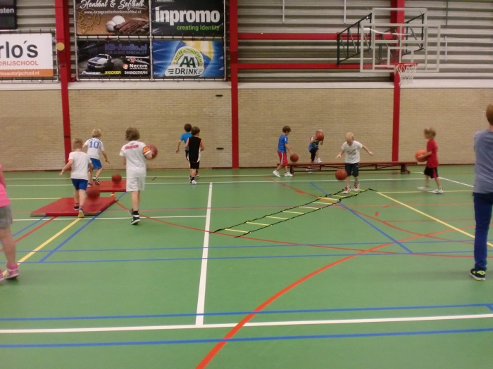 Kinderen in actie tijdens de les