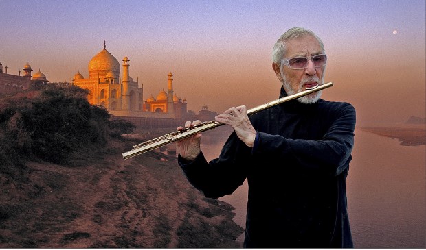 Chris Hinze met op achtergrond Taj Mahal.