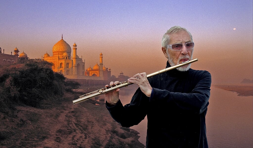 Chris Hinze met op achtergrond Taj Mahal. 