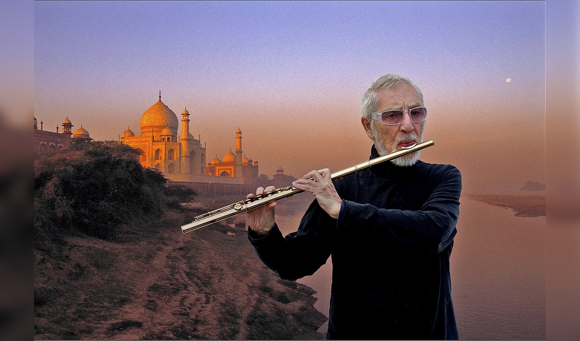 Chris Hinze met op achtergrond Taj Mahal. 