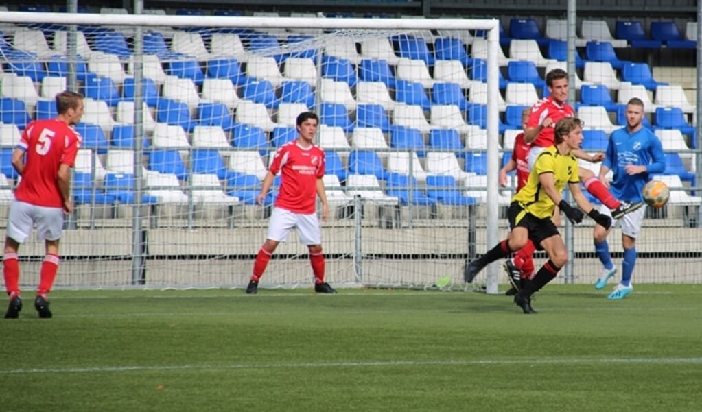 AGOVV kwam af en toe in de buurt van het doel van Gijs Leebeek, maar Hoevelaken won afgetekend met 2-6