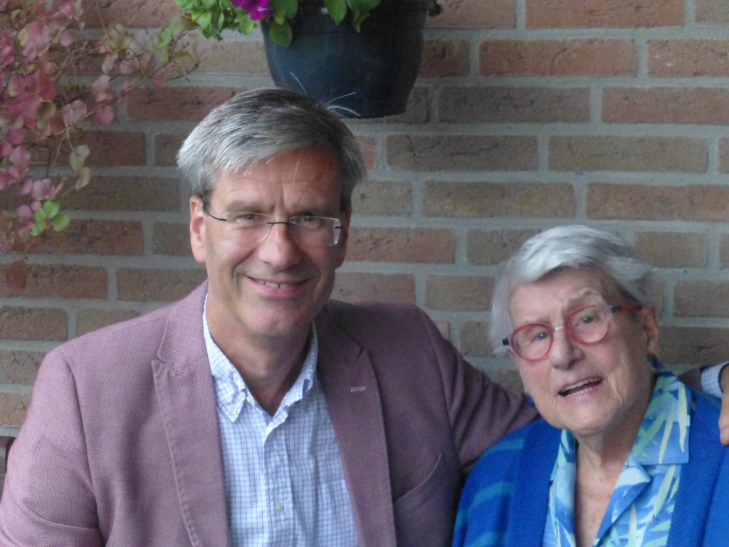 Jan Mülder met zijn moeder R. Mülder-Cramer (91).