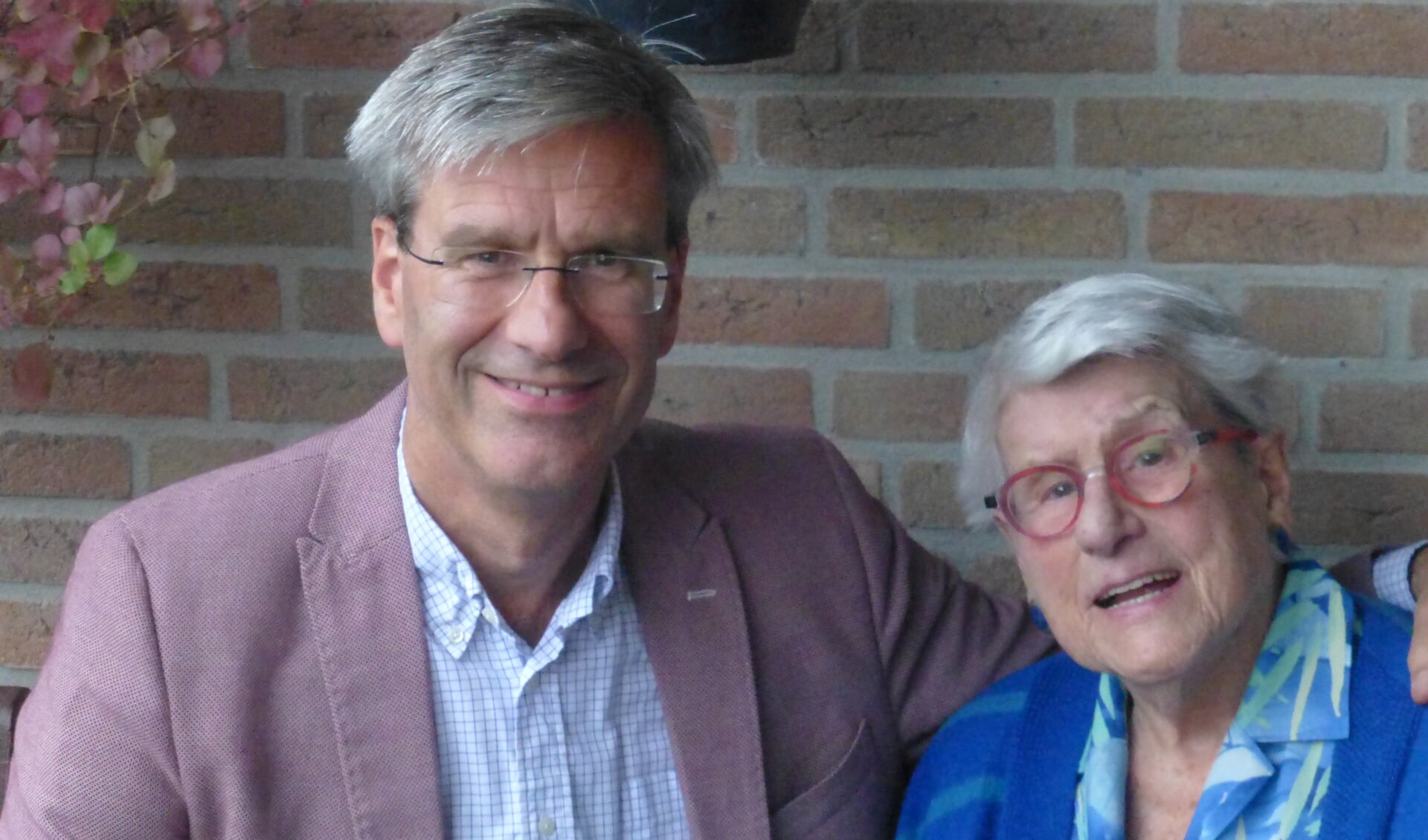 Jan Mülder met zijn moeder R. Mülder-Cramer (91).