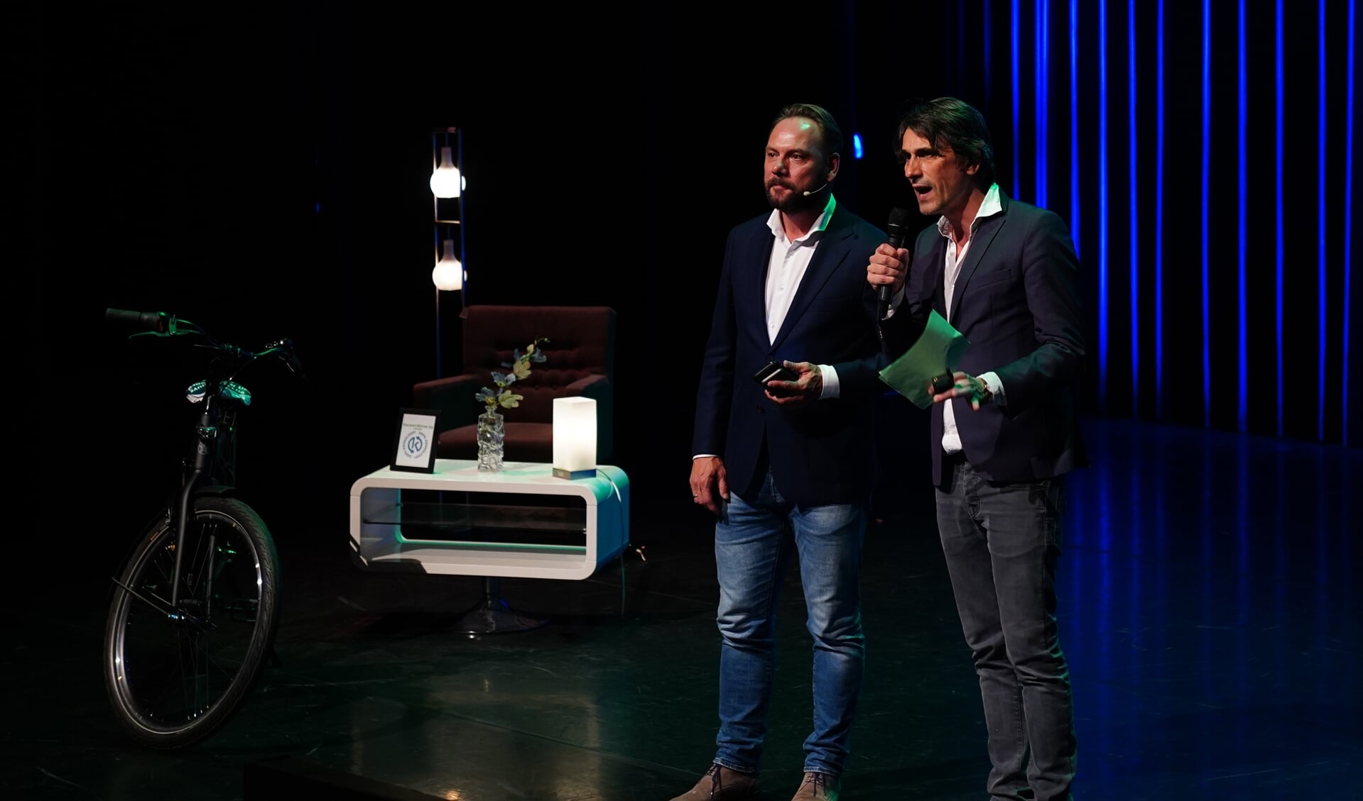 Meindert Schut en stadsdichter Matthijs den Hollander tijdens een speciale editie van BV Amstelveen. 