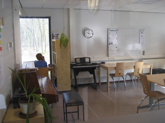 op school werken met uitzicht op bos