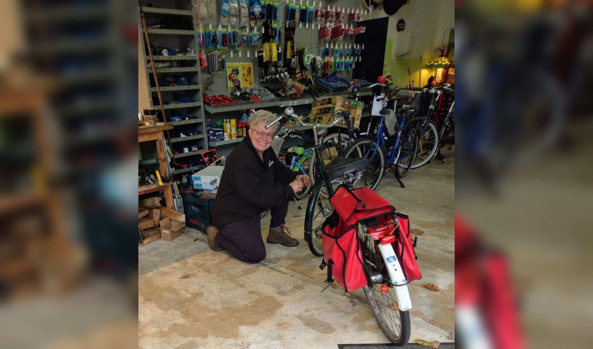 Janke van der Veen repareert fiets