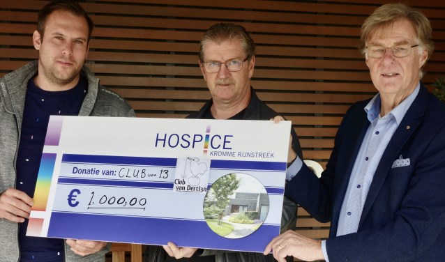 Jan Mijndert Pater en Sander Verkerk de cheque van € 1.000,00 aan Freek Kuiper, de voorzitter van de Stichting Vrienden van het Hospice Kromme Rijnstreek.