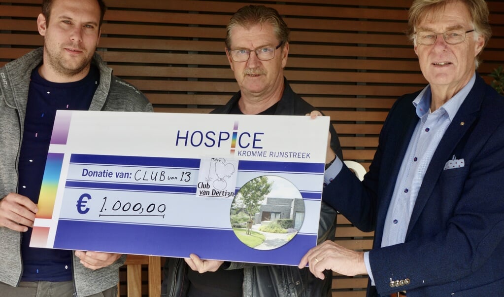  Jan Mijndert Pater en Sander Verkerk de cheque van € 1.000,00 aan Freek Kuiper, de voorzitter van de Stichting Vrienden van het Hospice Kromme Rijnstreek.