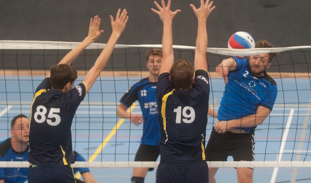 Wouter van Eijkelenburg (2) probeert de bal langs het blok van NVC te slaan. Naast hem staat nieuwkomer Gerben van der Korput (12).