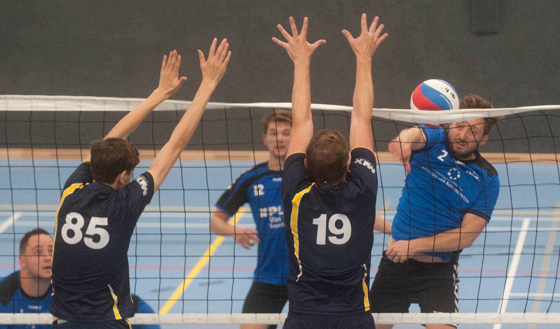 Wouter van Eijkelenburg (2) probeert de bal langs het blok van NVC te slaan. Naast hem staat nieuwkomer Gerben van der Korput (12).