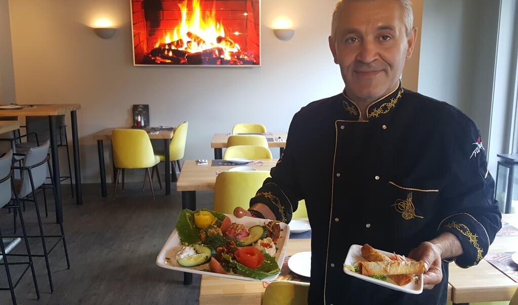 Chef-kok Umit serveert Turkse specialiteiten in Eetcafé Ortam aan de Koninginnelaan 25.