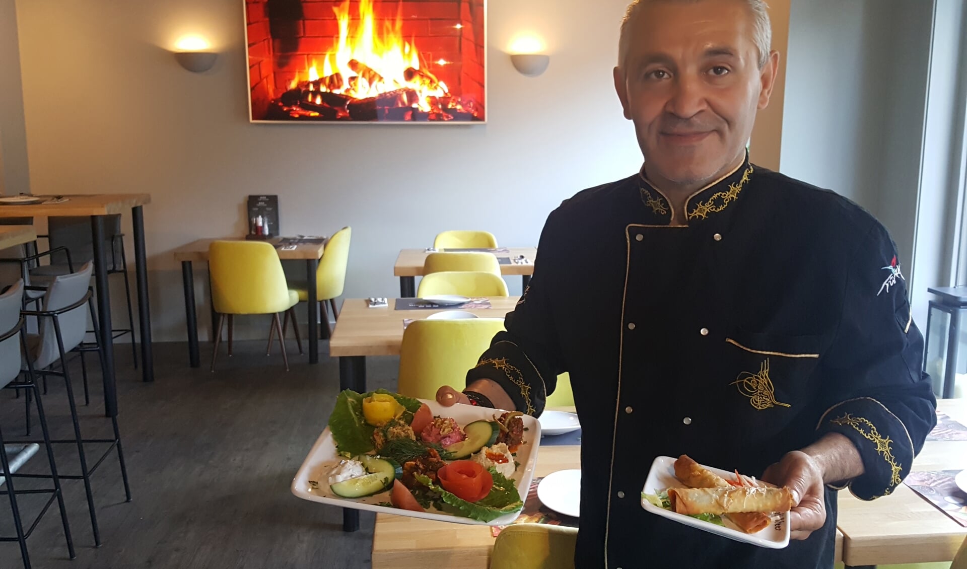 Chef-kok Umit serveert Turkse specialiteiten in Eetcafé Ortam aan de Koninginnelaan 25.