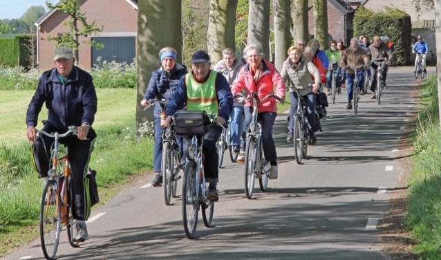 Het programma van de Zomerschool wordt elk jaar breder. Deze deelnemers maakten een fietstocht.