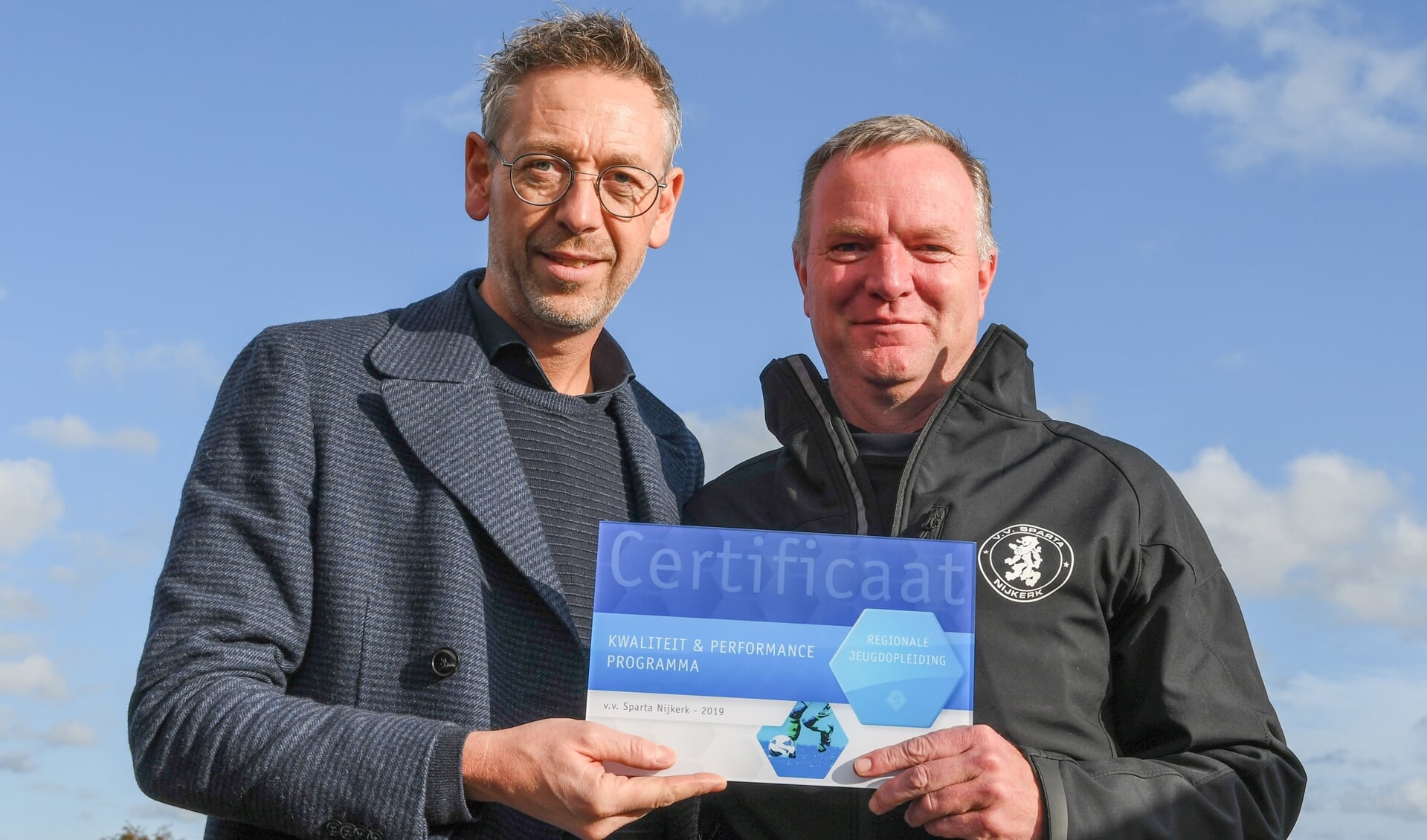 KNVB directeur Amateurvoetbal Jan Dirk van der Zee en Hoofd Jeugdopleiding v.v. Sparta Nijkerk Rob Schoon met de erkenning 'Regionale Jeugdopleiding'.