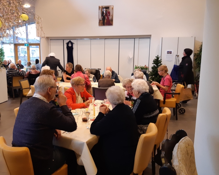 Gasten genieten van een smaakvolle maaltijd