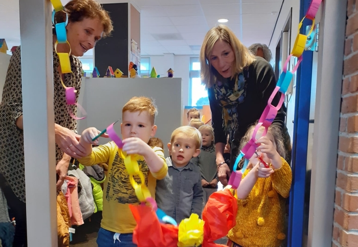 Kinderen van Peuterspeelgroep Humpy knippen zelf het lint door!
