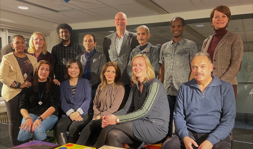De acteurs van het taaltheater met directeur Bor Veen en wethouder Veltman.