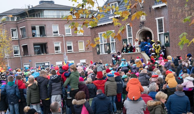 Sinterklaas bij het gemeentehuis, waar Piraten Piet heeft feestje even ophield.
