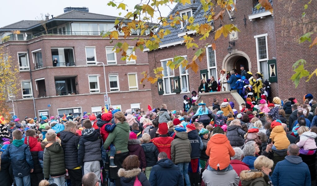 Sinterklaas bij het gemeentehuis, waar Piraten Piet heeft feestje even ophield.