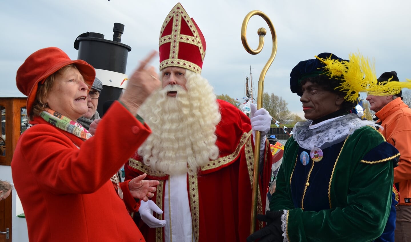DE burgemeester ontvangt Sinterklaas in de haven
