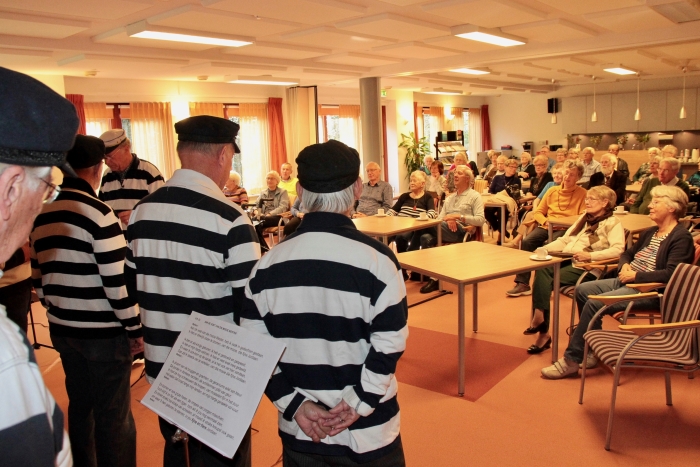 De ruim 50 aanwezigen luisterden en zongen mee.