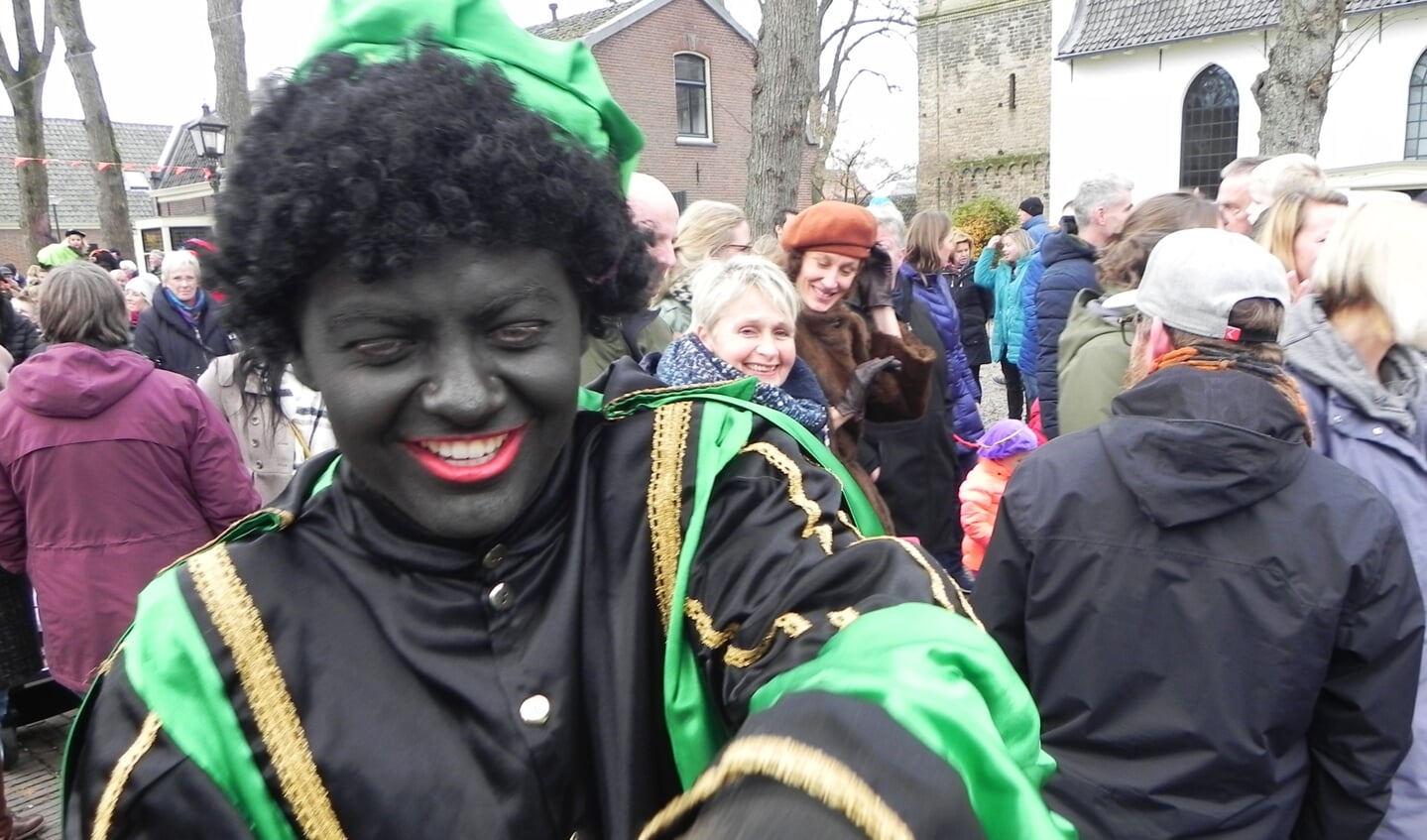 Lachend deelden de Zwarte Pieten pepernoten uit.