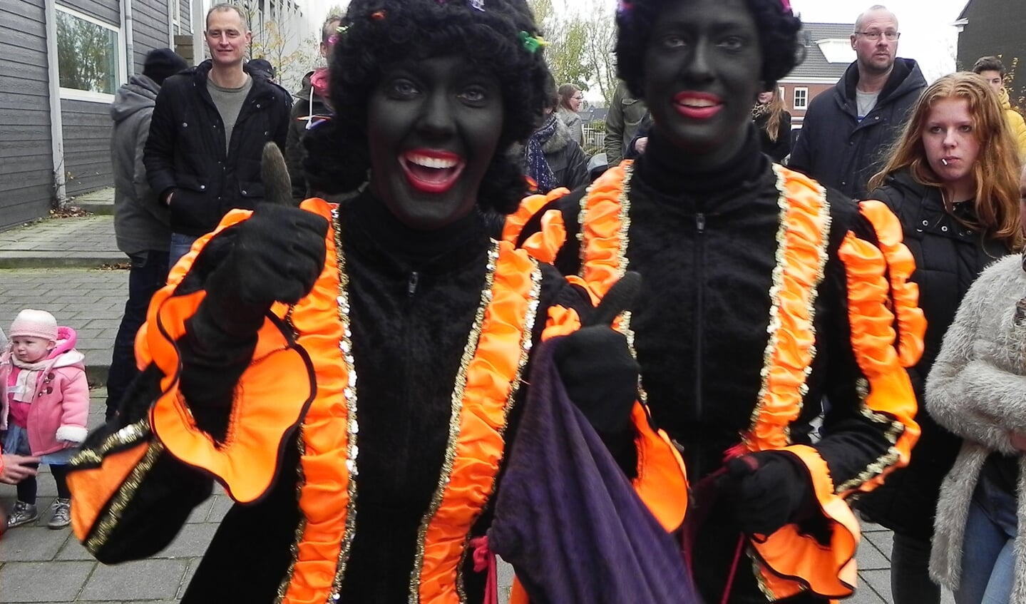Deze Zwarte Pieten hadden de grootste schik met snoep uitdelen.