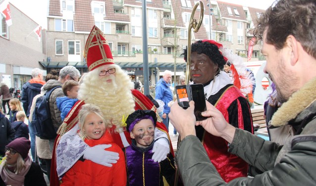 Sint nam alle tijd voor foto's met de kinderen.