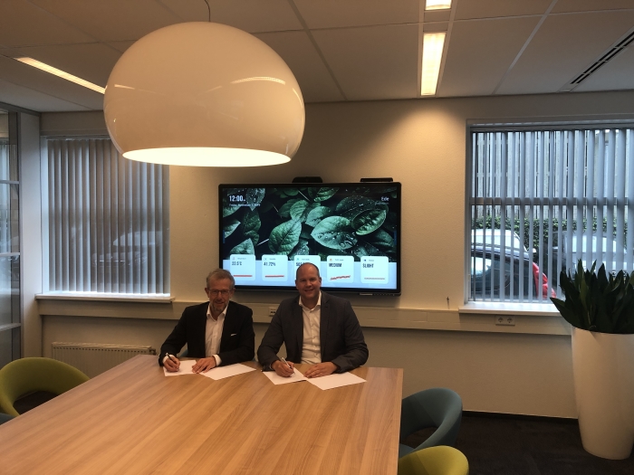 Peter Hoorn en Hannes de Paauw ondertekenen de samenwerking