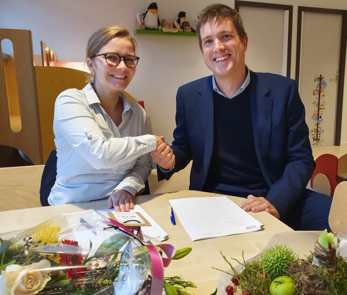 Bestuur Humpy en Kinderopvang SKDD tekenen overname Peuterspeelgroep Humpy