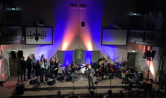 Kramer presenteert zijn cd met een tournee langs kerken in grote bezetting, met een koor, strijker en een band.