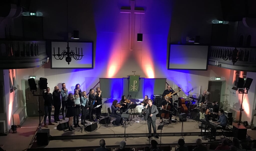 Kramer presenteert zijn cd met een tournee langs kerken in grote bezetting, met een koor, strijker en een band. 