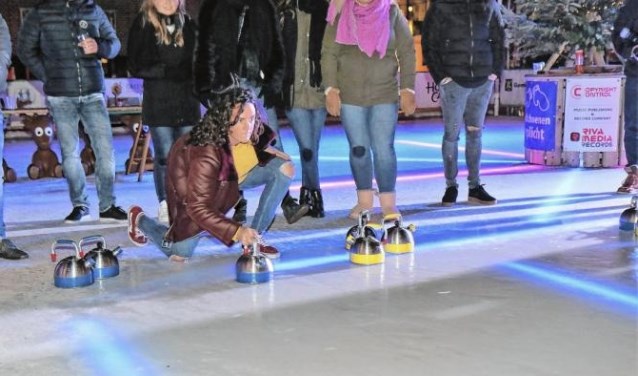Het ludieke Fluitketel Curling is een van de hoogtepunten van het Winterwonderland