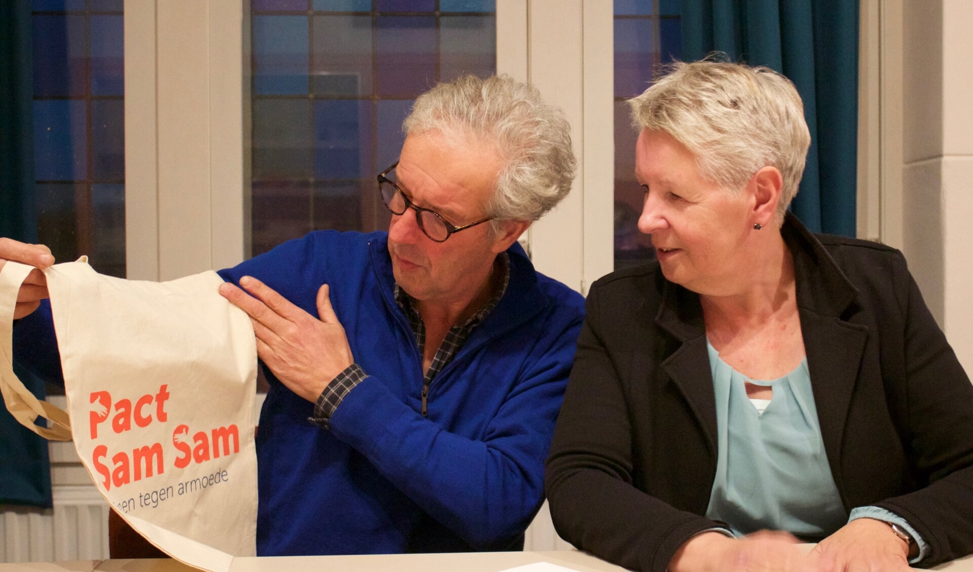 Joost Gruijters en Joke Koolhof nemen tijdens het netwerkcafe afscheid van Pact Sam Sam