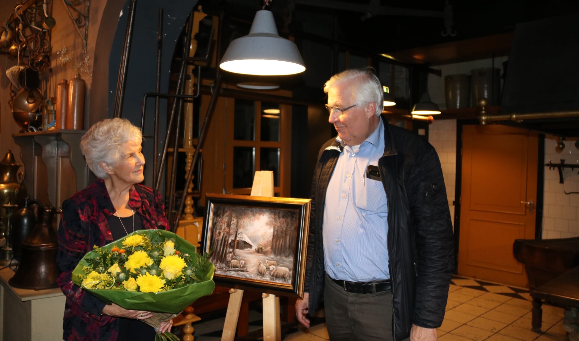 Tini van Gijtenbeek en Herman Prangsma bij het schilderij