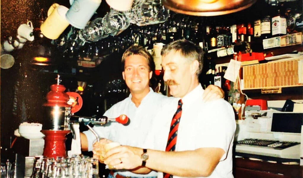 Bob Sluis (rechts) en Berto Klompenhouwer achter de bar van De Knollentuin aan de Burgemeester Grothestraat.