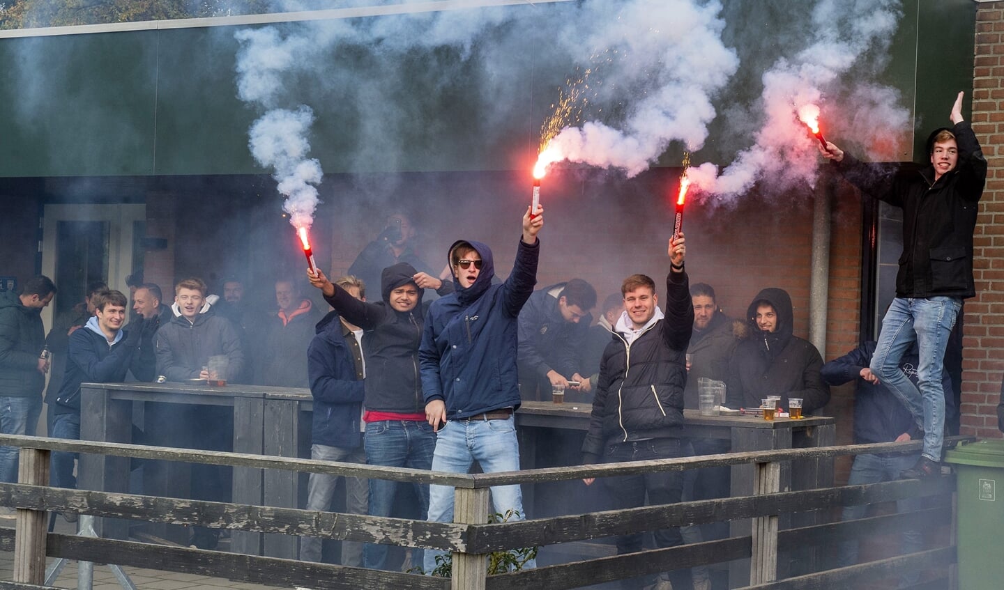 SVMM supporters betuigden gedurende  de wedstrijd met ludieke en verbale acties morele steun aan hún 'helden' uit Maarn