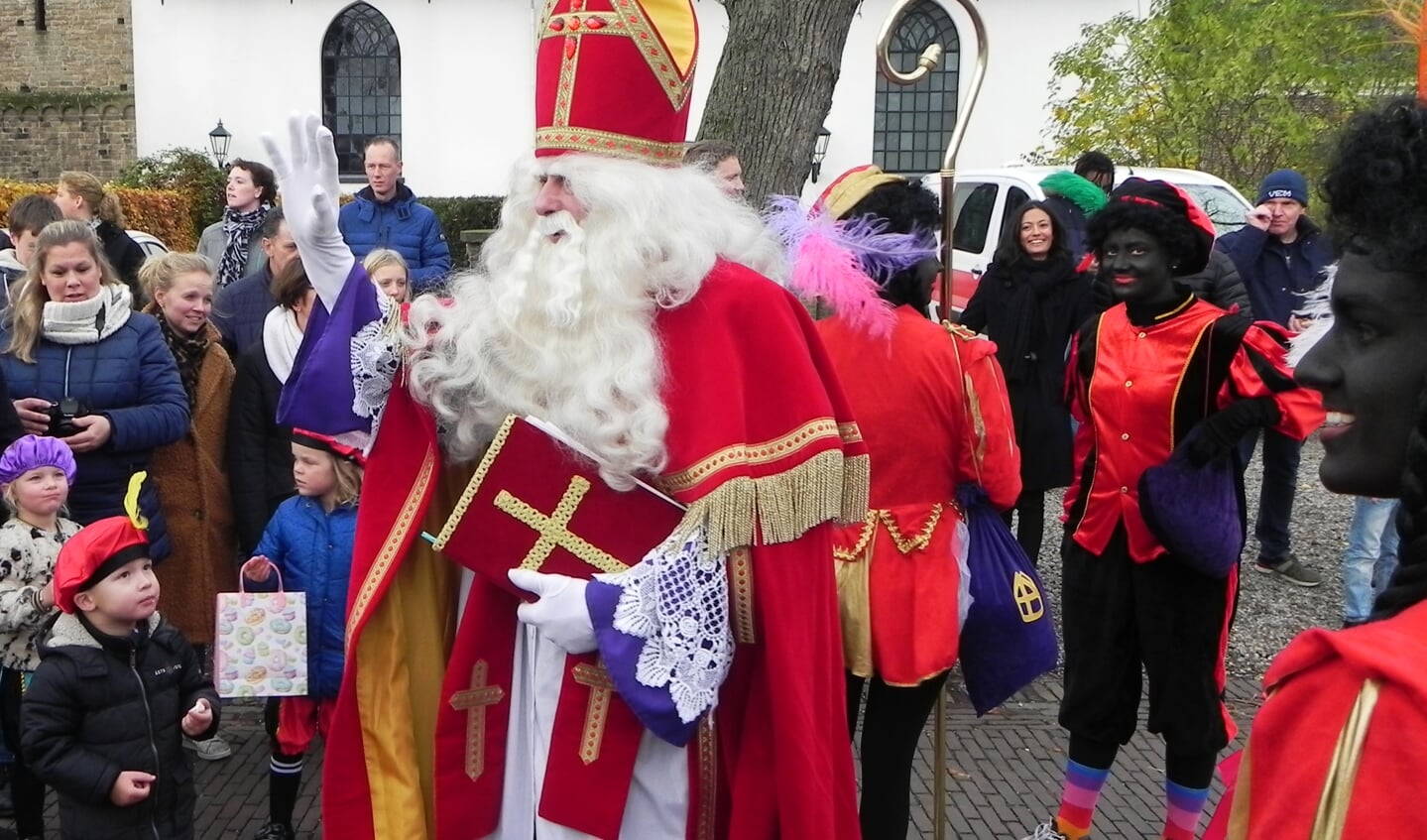 Vol ontzag keken de kinderen naar Sinterklaas.