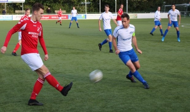 Daniël Bezembinder met de voorzet voor de 0-1 bij Zeewolde.