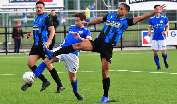 Bas van de Grootevheen is zijn tegenstrever uit Lelystad te snel af, maar het levert geen treffer op.
