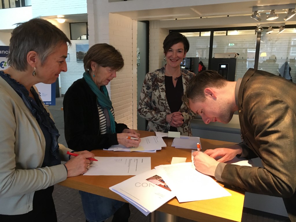 Ondertekening overeenkomst. Vlnr bestuurder Eigen Haard, wethouders Uithoorn en Ouder-Amstel.