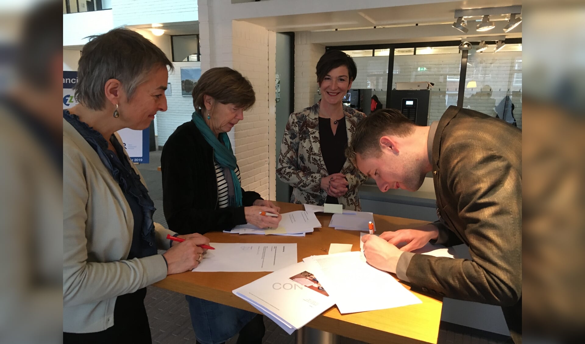 Ondertekening overeenkomst. Vlnr bestuurder Eigen Haard, wethouders Uithoorn en Ouder-Amstel.