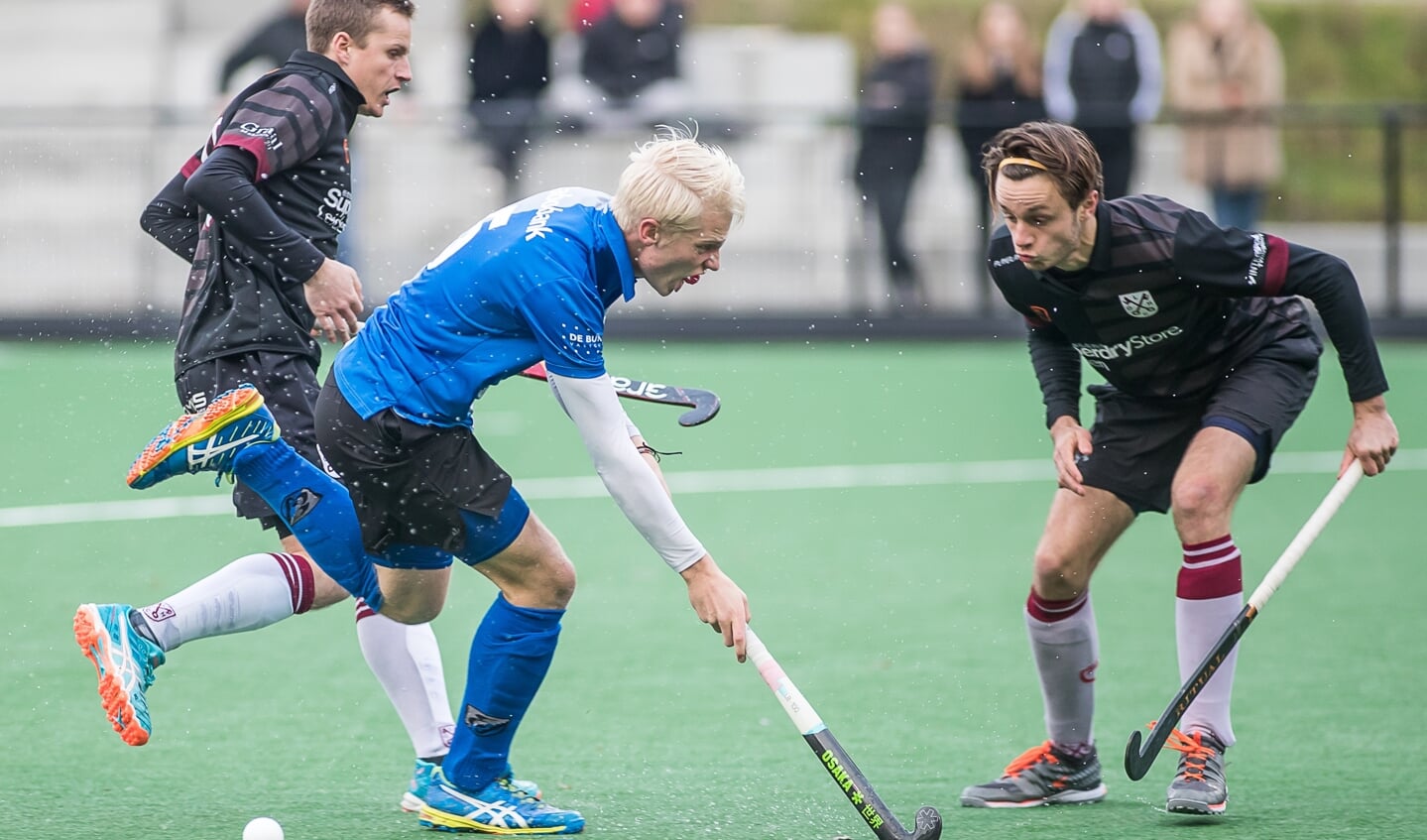 Luke Dommershuijzen (in het blauwe MHC Ede shirt) maakt een mooie periode door. Maar mist competitiehockey met Amsterdam ook.