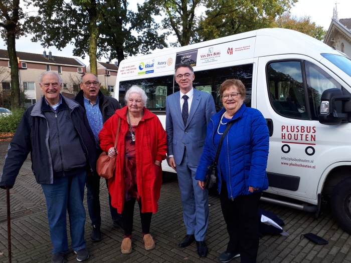 Burgemeester Isabella in gesprek met PlusBus Houten