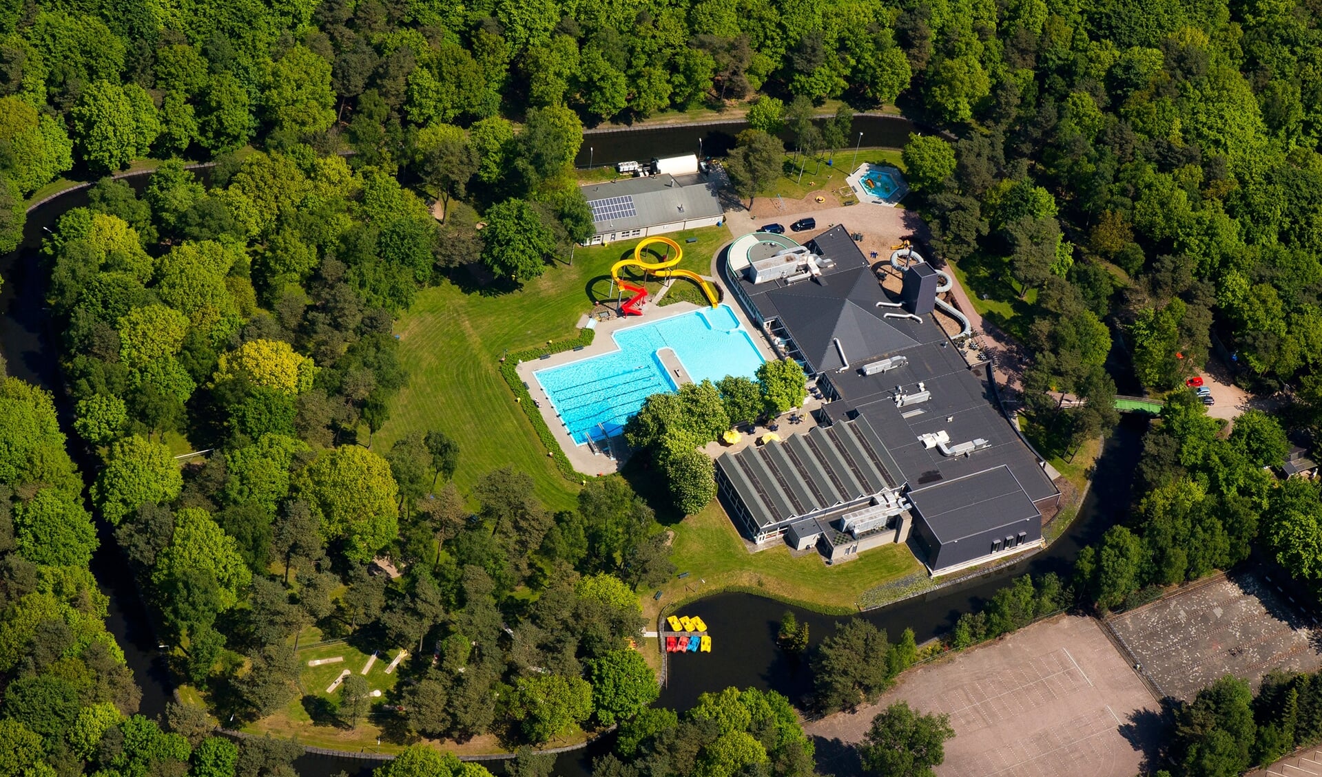 Bosbad Putten vanuit de lucht gezien.