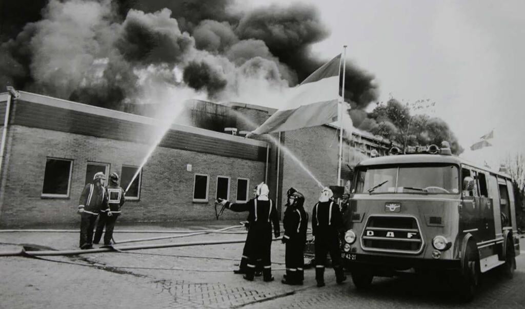 In 1984 heeft de Hoevelakense brandweer de handen vol aan de BECO-brand. De filmbeelden laten zien hoe die met man en macht werd bestreden.