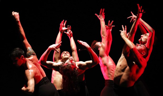 Introdans danst 'The Battle'.