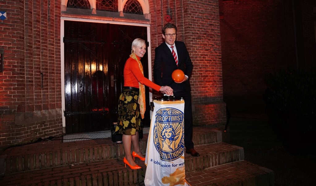 Het startsein van Orange the World in 2019 bij de Urbanuskerk in Bovenkerk.